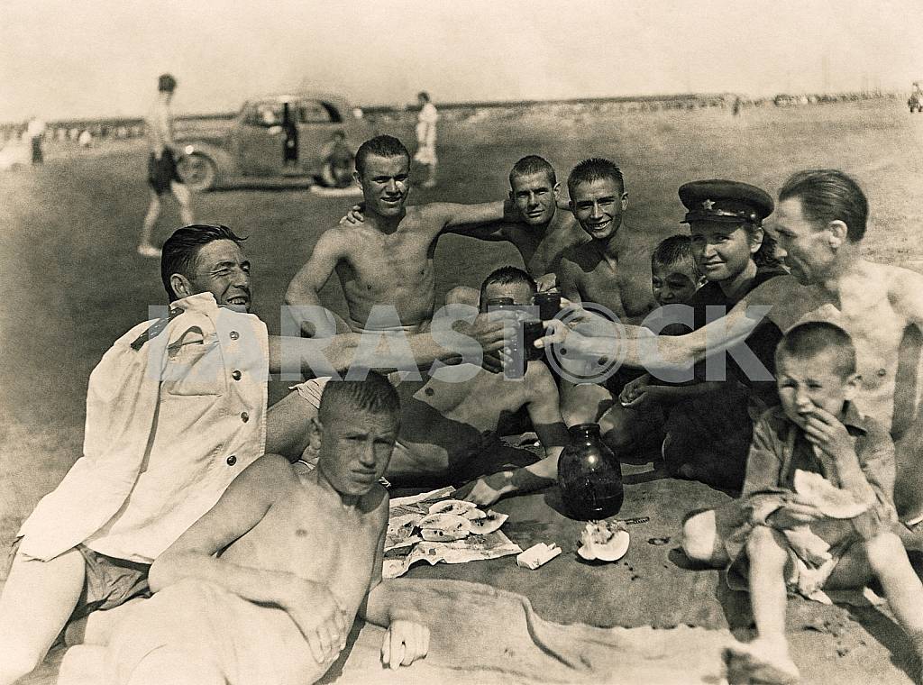 Soviet officers at a picnic — Image 23600