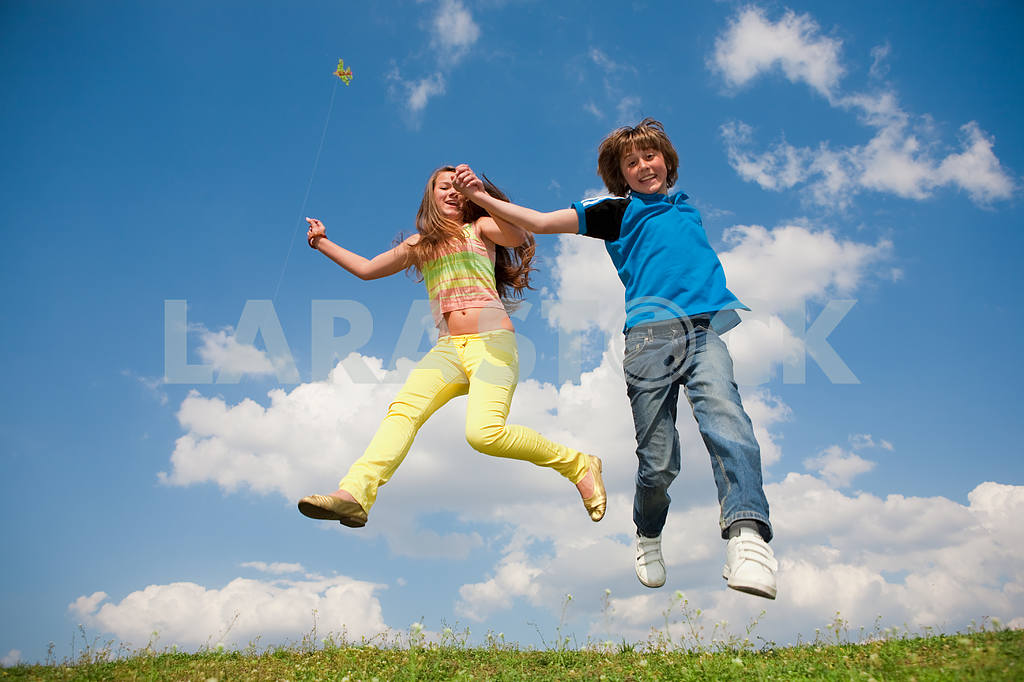 Girl and boy jumping — Image 11170