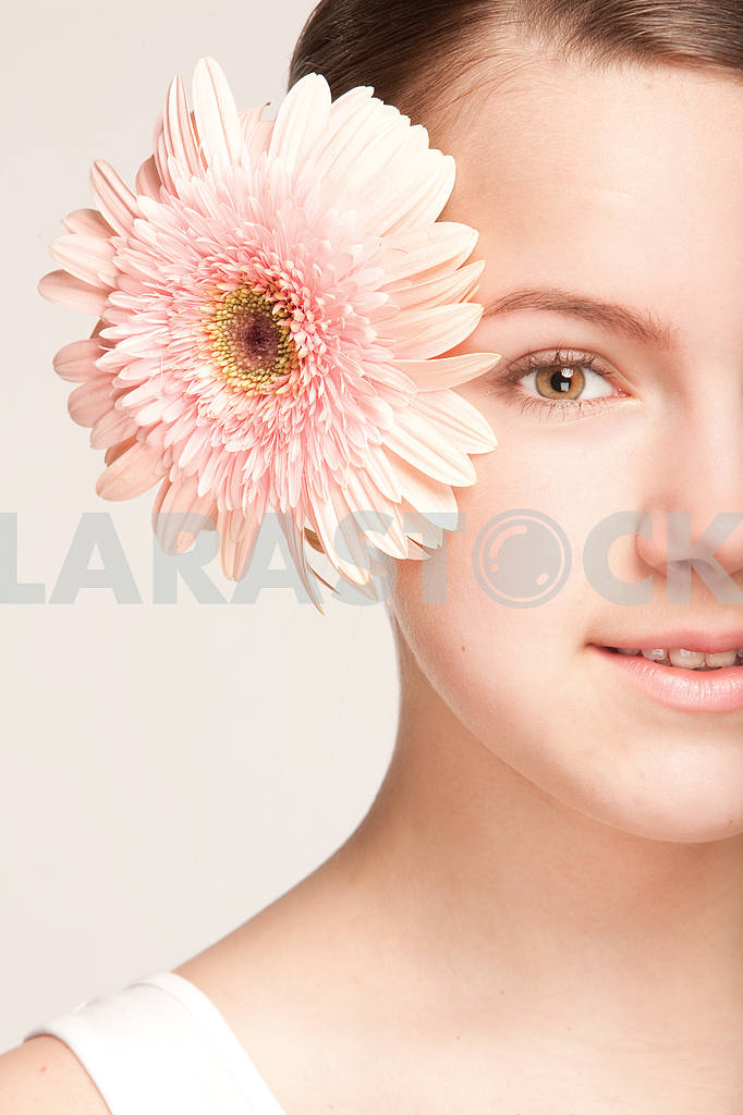 Портрет Красивая девушка с цветком. Фокус на глазах — Изображение 10880