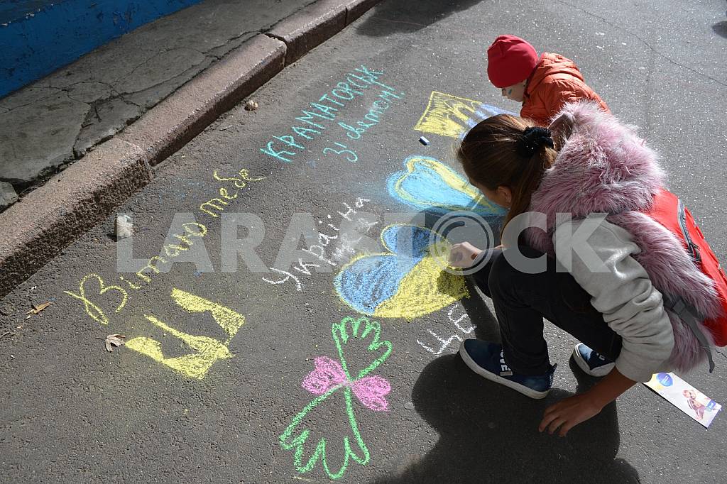 Children draw on asphalt at the bottom of Kramatorsk — Image 37811