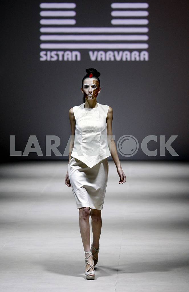 The model walk during demonstrates outfit by Ukrainian designer Sistan Varvara — Image 42431