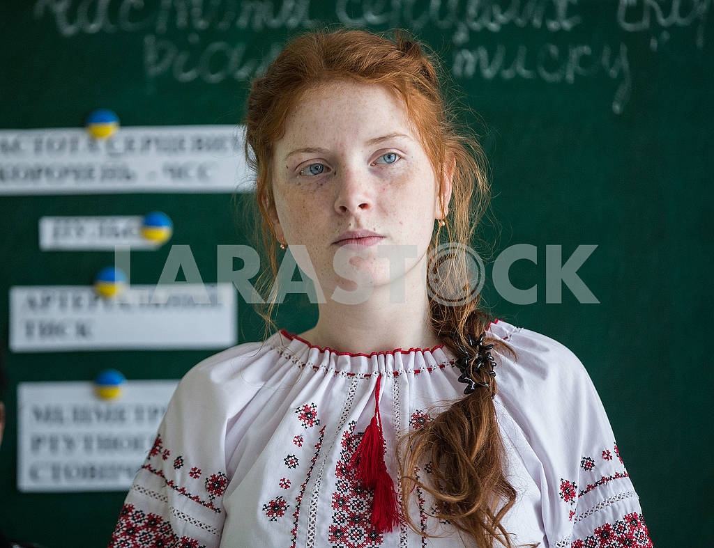 Red-haired girl in embroidery — Image 68041