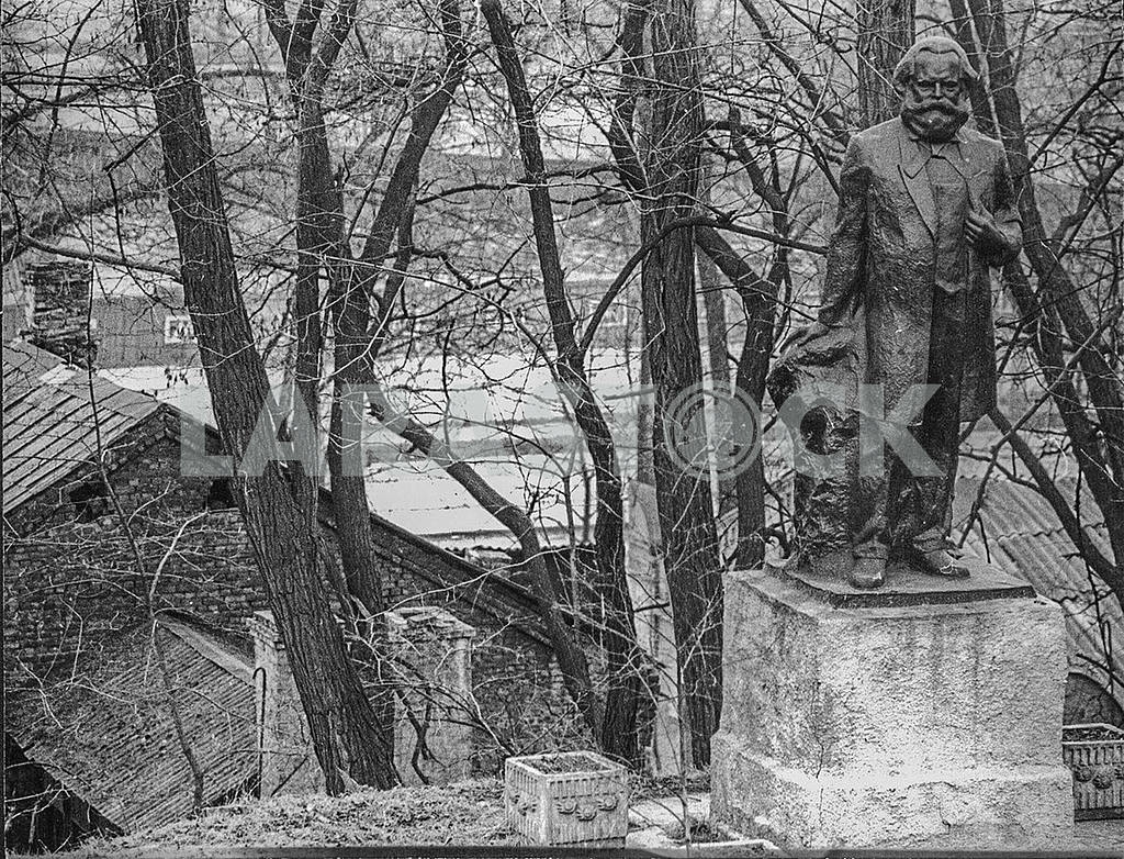 Памятник Карлу Марксу на территории бывшей Октябрьской больницы в Киеве. Фото 80х годов — Изображение 49141