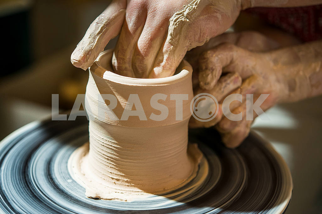 The potter on the potter's wheel teaches the child to make a pitcher from clay — Image 48691