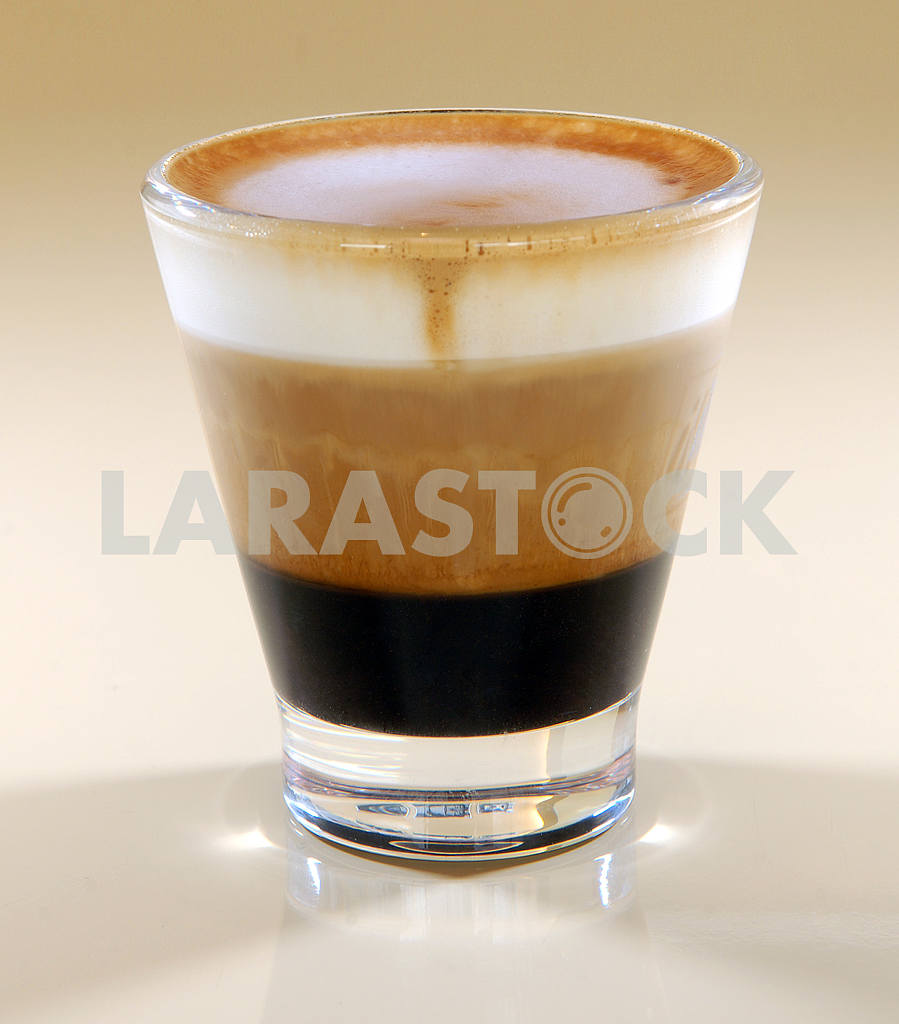 Mug of layered caffe latte — Image 2902