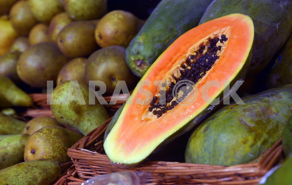 Papaya on display in a supermarket — Image 21712