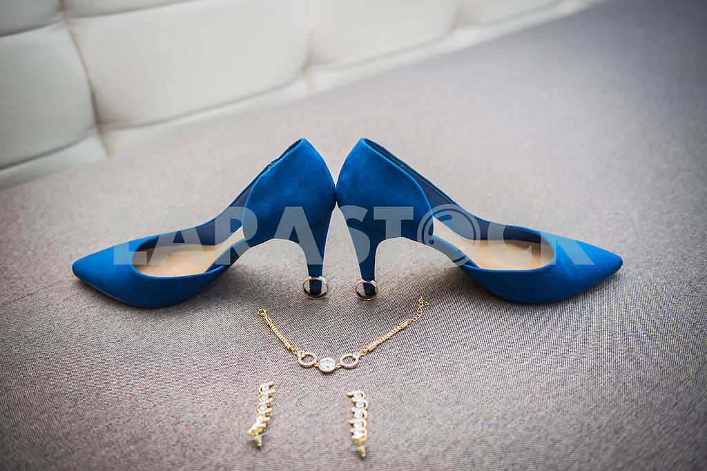 Красивые невесты обувь с великолепной серьги на диване девушки в обуви с высокими каблуками парой синих обуви с каблуками обуви с ожерельем — Изображение 38642