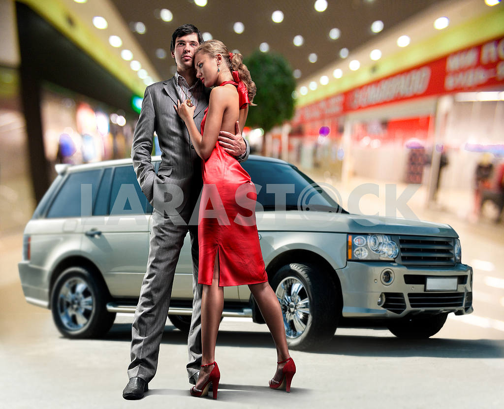 Portrait Young love Couple smiling under Offroad luxury car, int — Image 6182