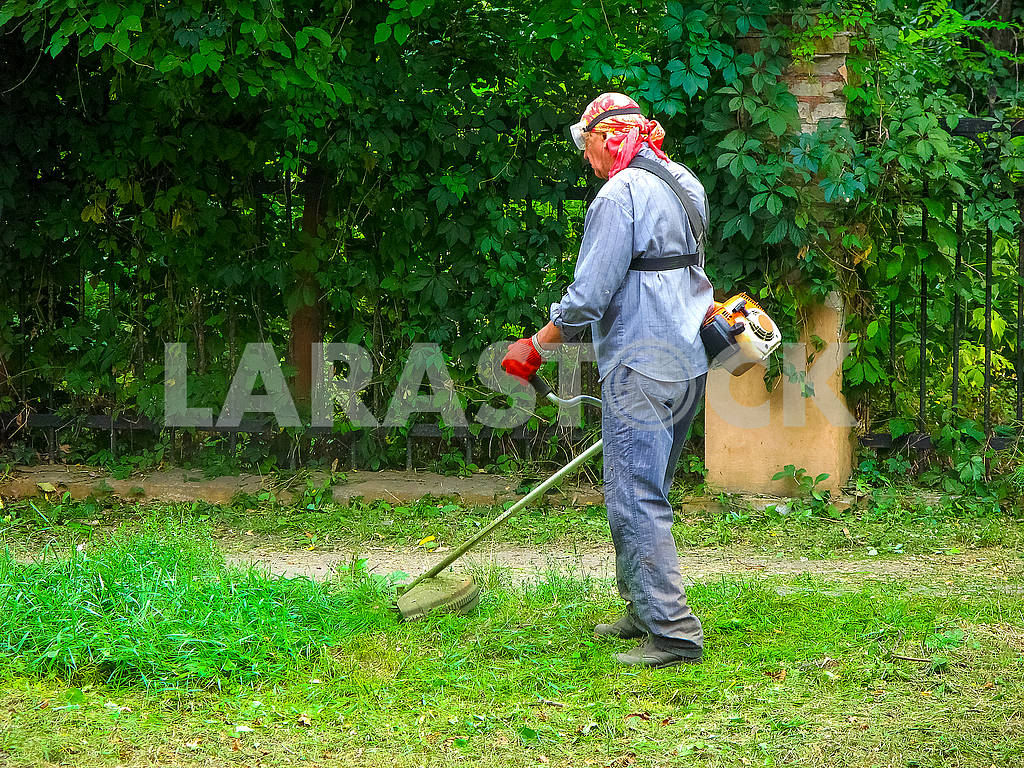 Man mowing grass with a lawn mower — Image 81643