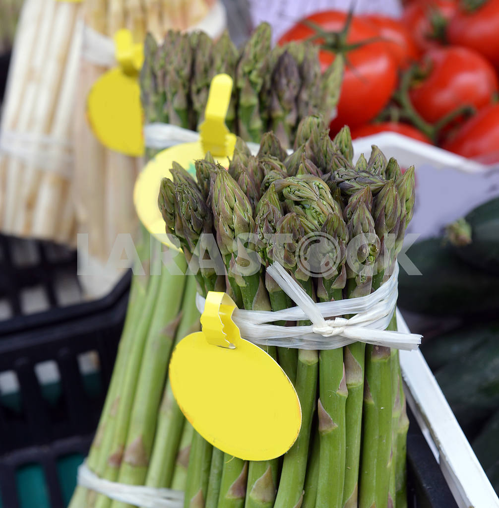 Bunch of asparagus on display — Image 18473