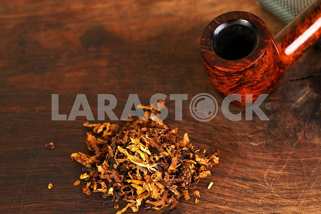 Smoking pipe on a wooden table. Aroma. Copy space — Image 41973