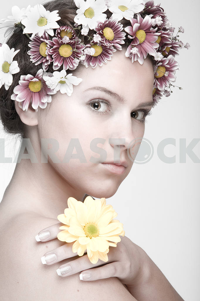 Портрет Красивая девушка с цветком. Фокус на глазах — Изображение 10944