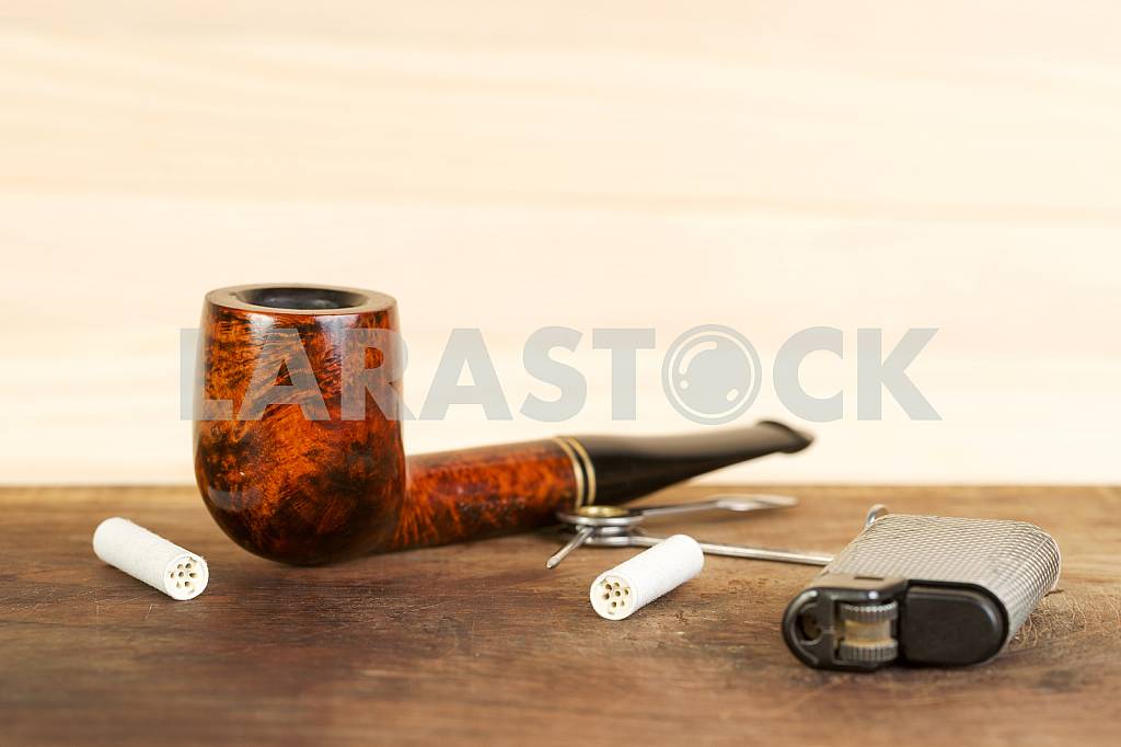 Smoking pipe on a wooden table. Aroma. Copy space — Image 41954