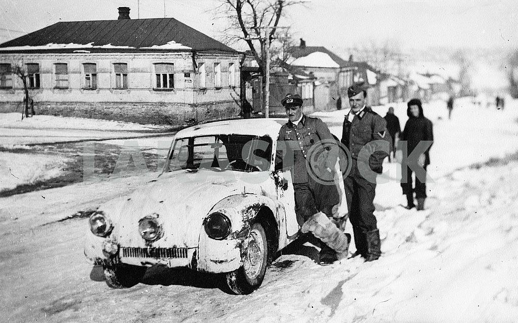 German soldiers near Tatra-87 car — Image 22415
