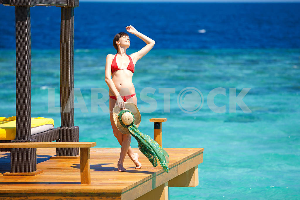 Красивая девушка в бикини OnBackground океана — Изображение 6425