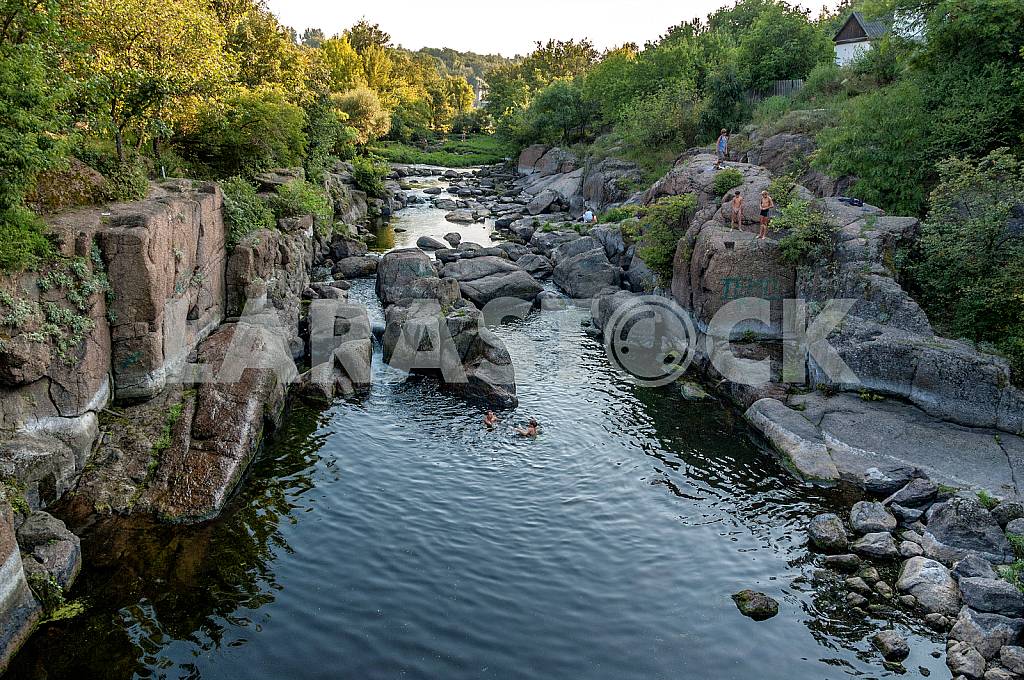 Ros - right tributary of the Dnieper River, one of the most picturesque small rivers Kyiv region. The river sometimes violent and swift, to make its track between the granite slabs that extend to the surface huge boulders, — Image 23065