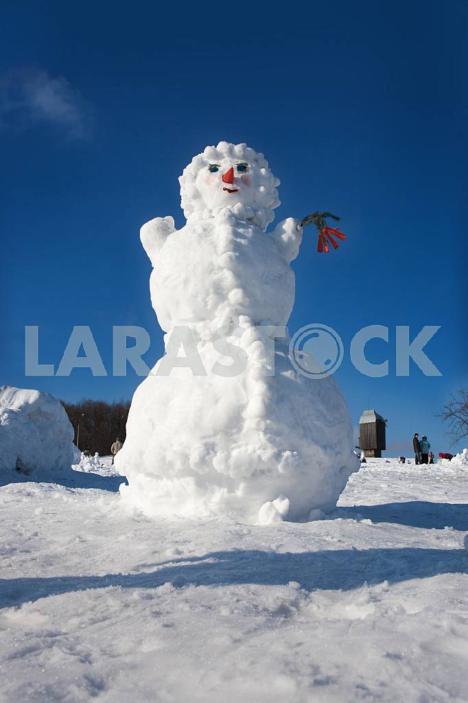 Big snowman on sky background — Image 22575