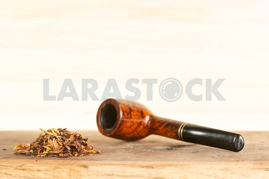 Smoking pipe on a wooden table. Aroma. Copy space — Image 41975