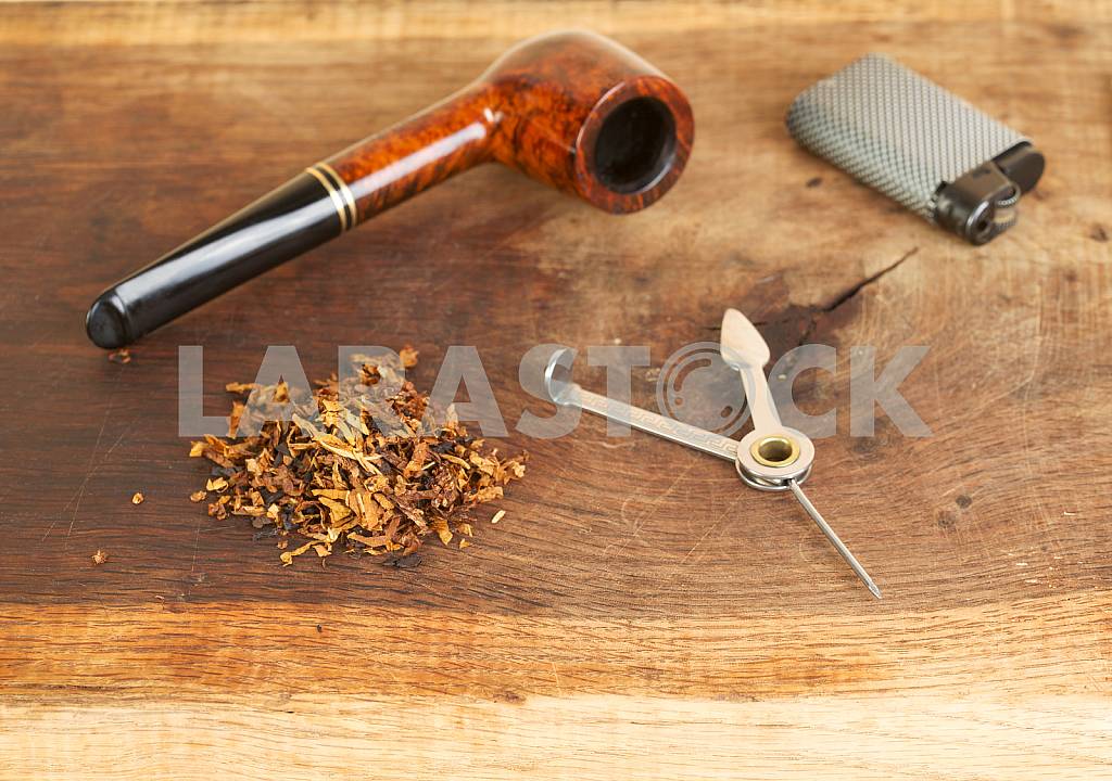 Smoking pipe on a wooden table. Aroma. Copy space — Image 41985