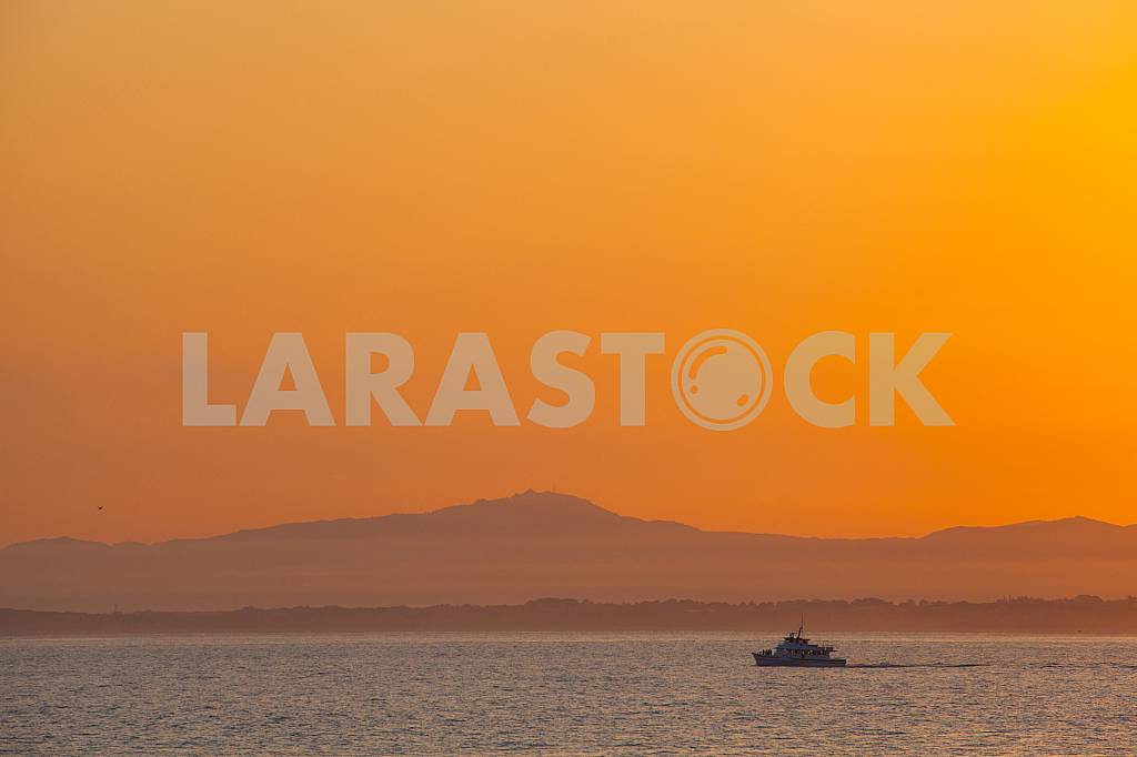 The yacht with sunrise on background in Monterey Bay — Image 32816