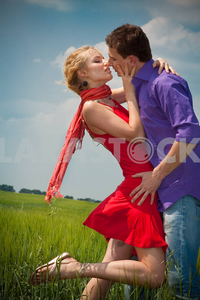 Young love Couple smiling under blue sky — Image 8236
