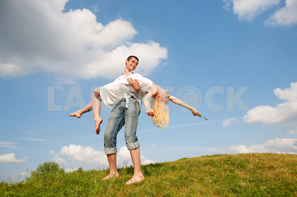 Happy smiling couple  in the field — Image 5256
