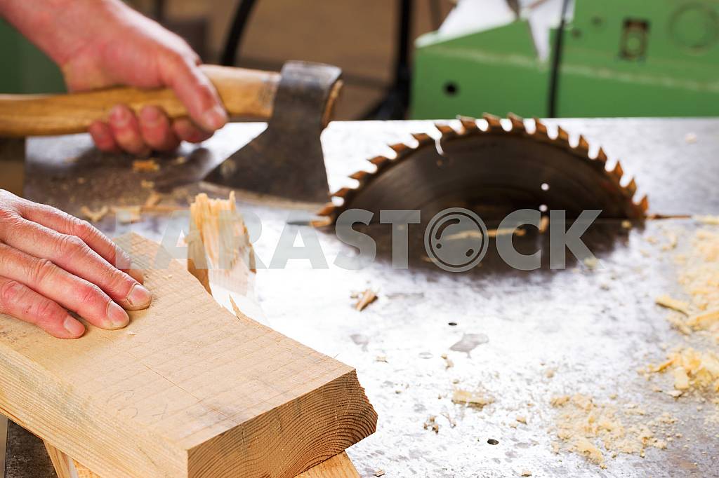 Столярные инструменты на деревянном столе с опилками. Циркулярная пила. Вид сверху рабочего места плотника — Изображение 45766