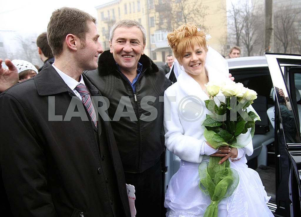 Kyiv Mayor Leonid Chernovetsky with the newlyweds — Image 34686