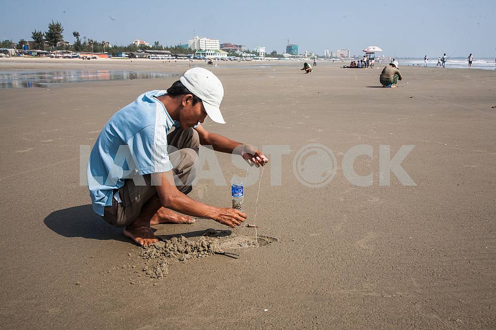 Fisherman catches in the sand worms for fishing — Image 28186