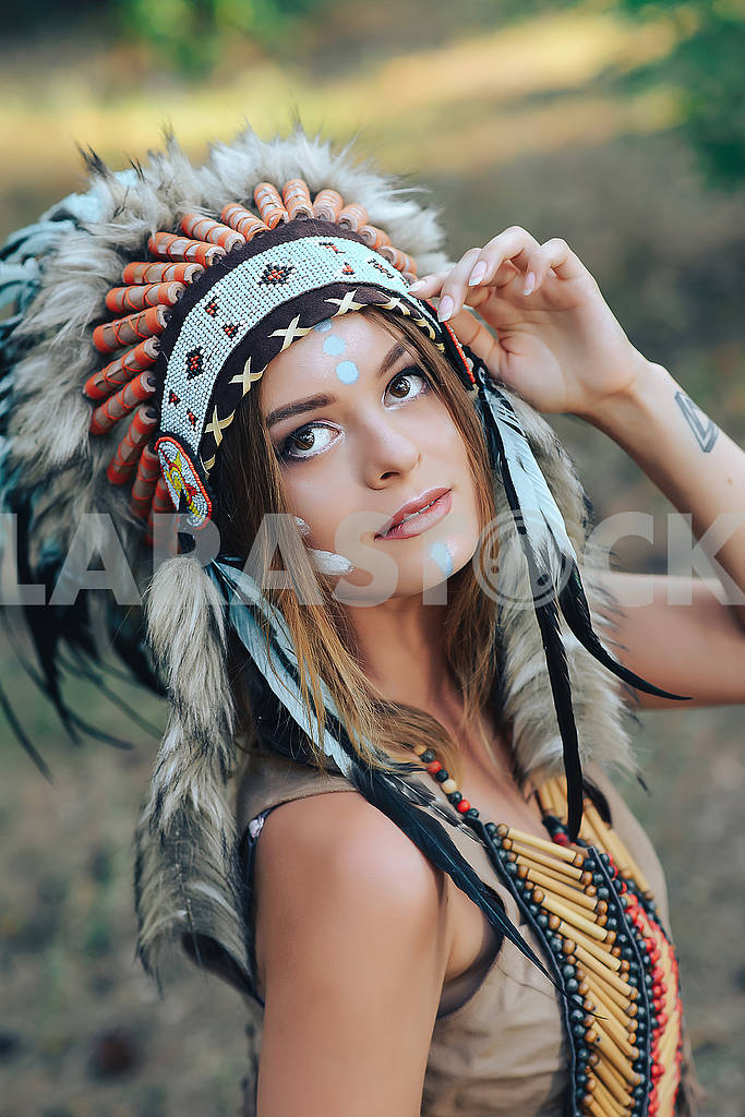 Indian woman portrait outdoors. Native American, Indian woman with traditional make up and headdress Portrait of a young lady in the Indian roach — Image 61507