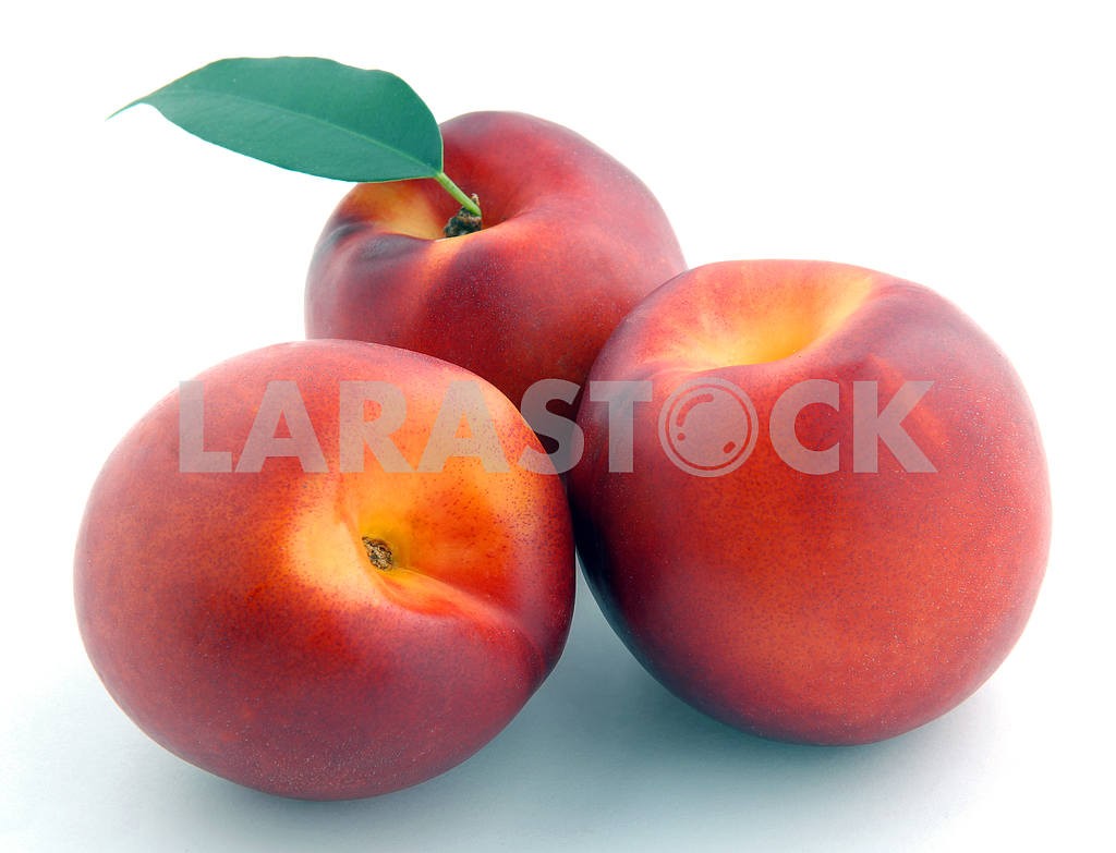 Гладкий персик с листьями — Изображение 2707
