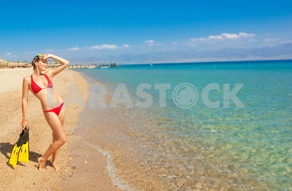 Girl in a red bikini with a mask and flippers on the beach — Image 6557