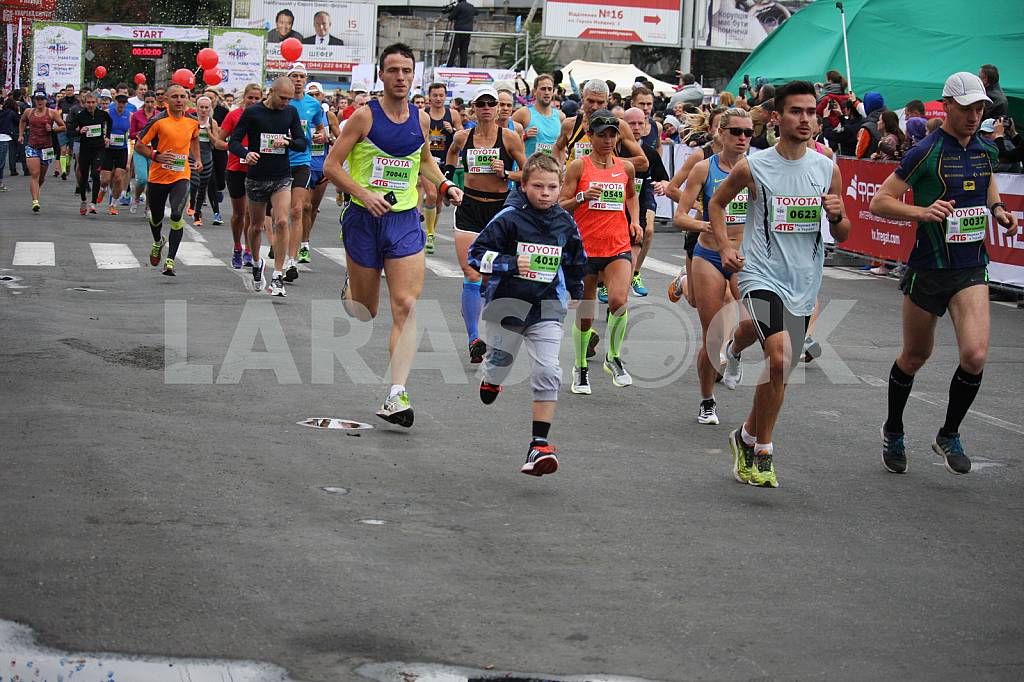 Runners on "Dnipro eco marathon" race — Image 37767