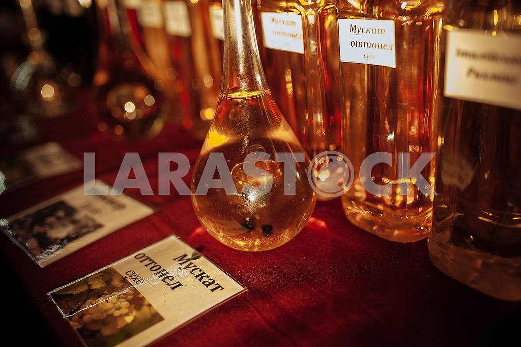 Flask with wine — Image 50248