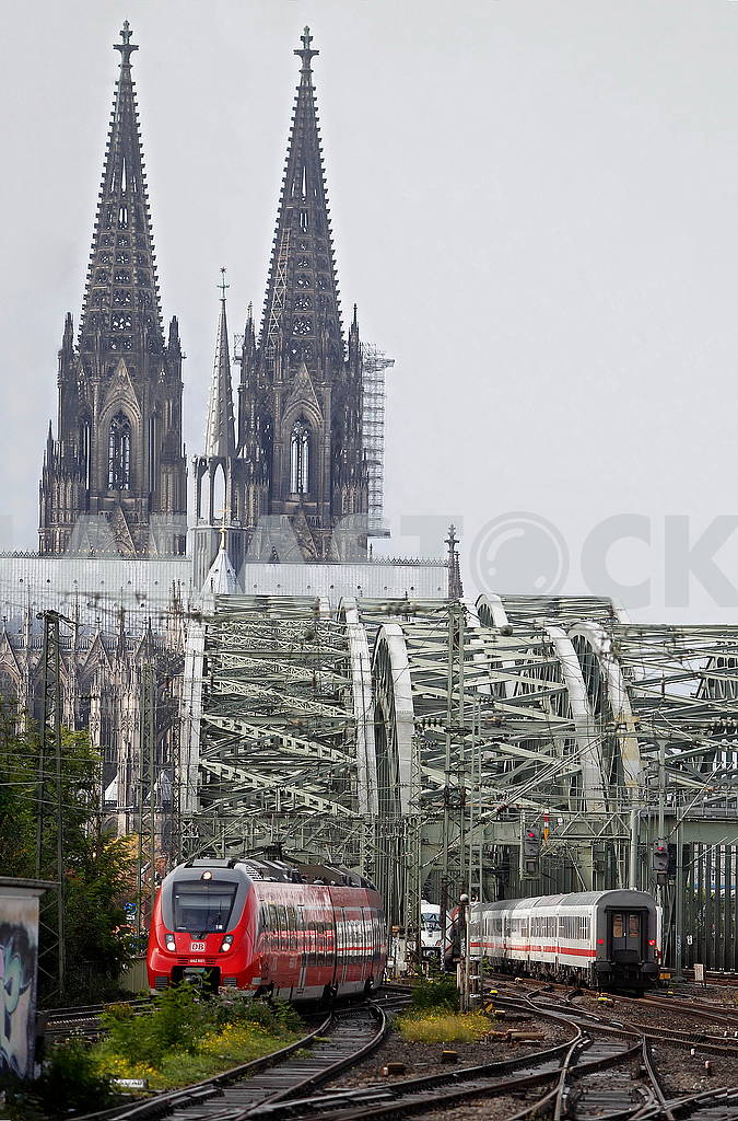 The Hohenzolnernov Bridge and the Cologne Cathedral — Image 64258
