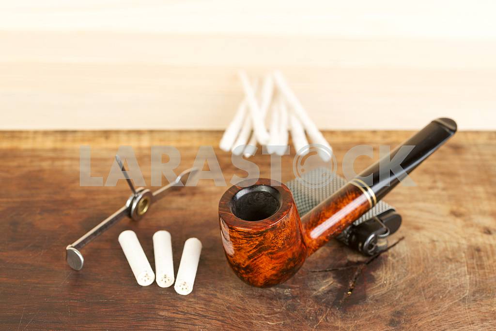 Smoking pipe on a wooden table. Aroma. Copy space — Image 41968