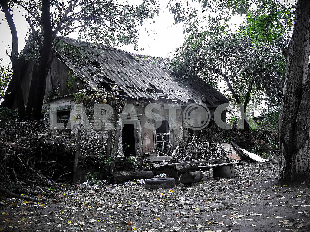 Old ruined private house in the city — Image 81909