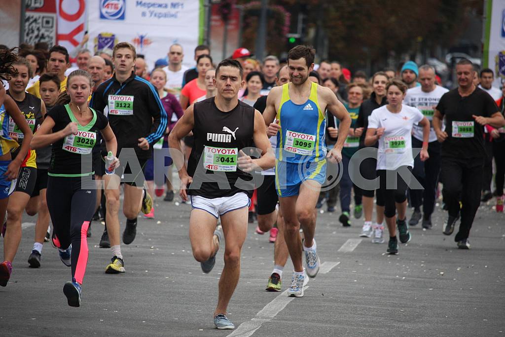 Runners on "Dnipro eco marathon" race — Image 37769