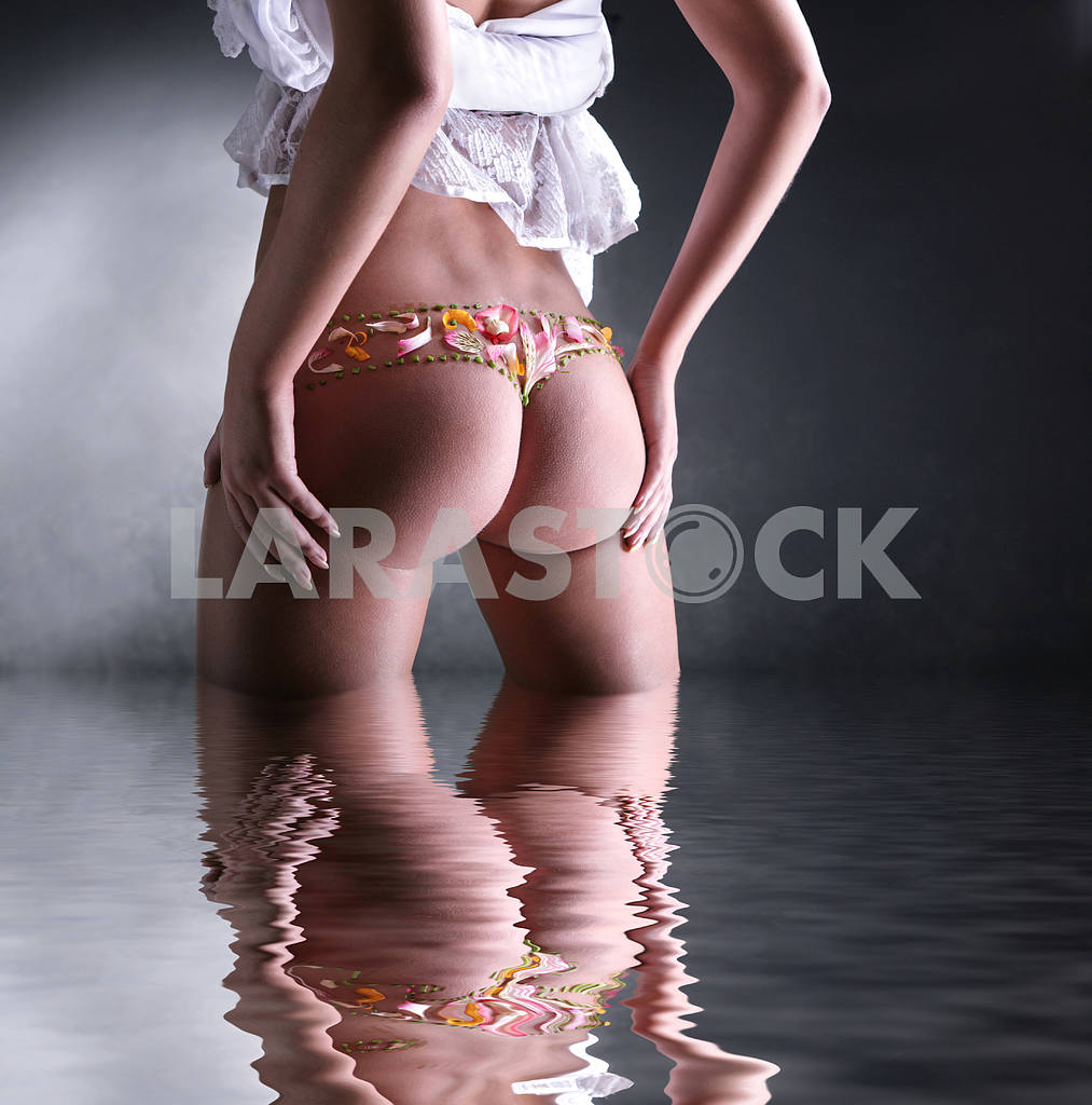 Buttocks decorated with flowers. Reflected in water — Image 9069
