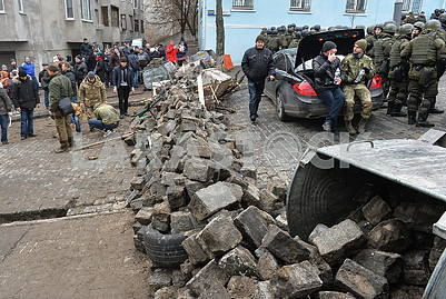 People build barricades on Trehviatitelskaya street