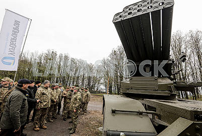 Poroshenko inspects military equipment