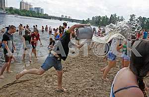 Водная битва в Гидропарке в Киеве