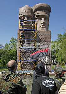 Националисты попытались разрушить  памятник чекистам в Киеве