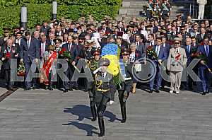 Petro Poroshenko lay flowers at the Tomb of the Unknown Soldier