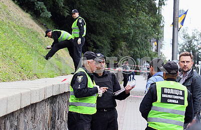 Police officers on Grushevskogo Street