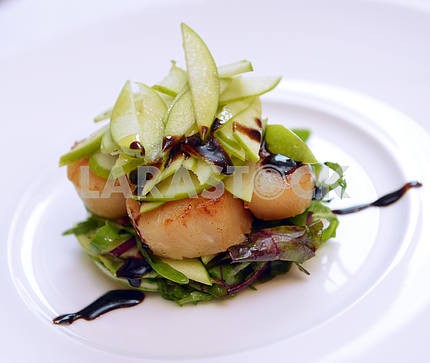 scallops with lettuce and apples