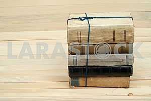 Стек книг в твердом переплете, изолированных на белом фоне. Обратно в школу. Копирование пространства
