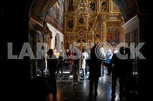 Прихожане молятся в Успенском соборе