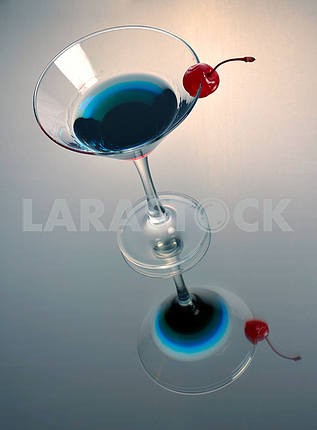 Трехцветный коктейль мартини с вишней