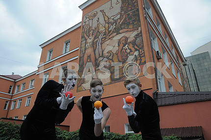 Mural on the building of the Kiev Municipal Academy of Variety and Circus Art